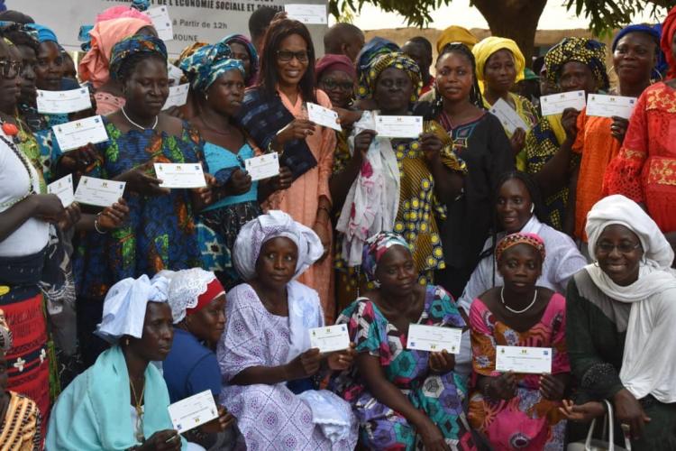 îles de la basse Casamance: Madame le Ministre Zahra Iyane Thiam DIOP subventionne les femmes à hauteur de 35 millions